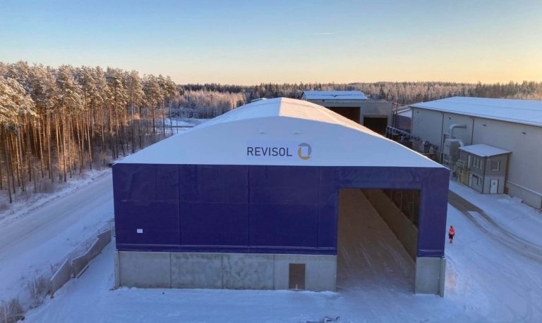 Finest-Halli toodetud ja paigaldatud PVC hall mõõtudega 25x60m, kõrgusega 6,6m Revisol Oy-le Soomes.