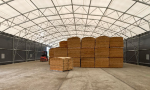 Finest-Hall Factory OÜ toodetud ja paigaldatud PVC hall mõõtudega 20x50m, kõrgus 4,6m AmberBirch SIA-le.