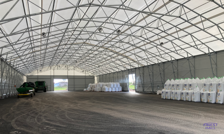 Finest-Hall Factory OÜ toodetud ja paigaldatud PVC hall mõõtudega 30x80m, kõrgusega 6,5 meetrit Kõpu PM OÜ-le.