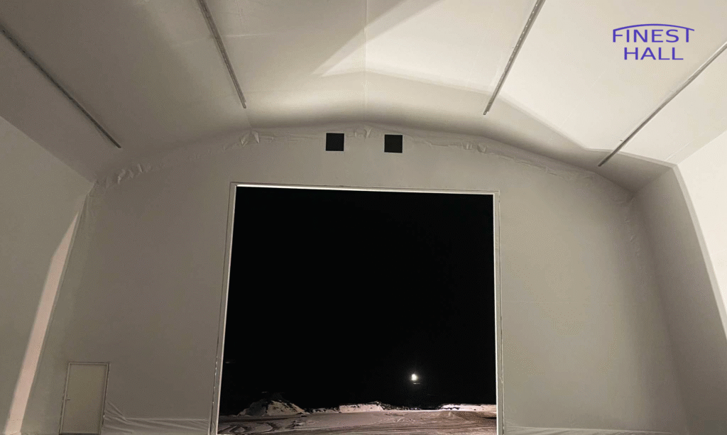 Finest-Hall Factory OÜ toodetud ja paigaldatud sisekangaga PVC hall mõõtudega 20x30,3m, kõrgusega 8,6 meetrit E. Hartikainen Oy-le.