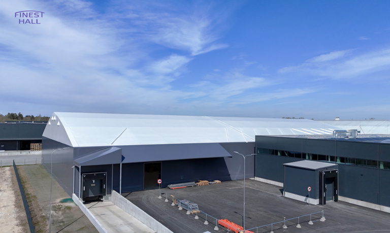 Finest-Hall Factory OÜ toodetud ja paigaldatud PVC hall mõõtudega 40x75m, kõrgusega 7 meetrit Biston OÜ-le.