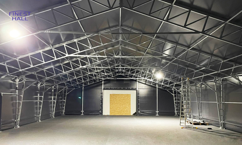 Finest-Hall Factory OÜ toodetud ja paigaldatud PVC hall mõõtudega 13,5x29,5m, kõrgusega 5,5 meetrit Poco Experience OÜ-le.