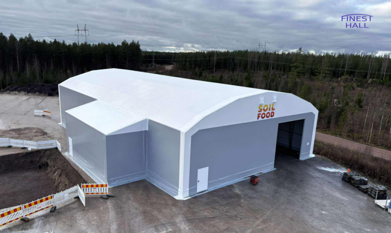 Finest-Hall Factory OÜ toodetud ja paigaldatud PVC hall mõõtudega 20x36m, kõrgusega 5,6 meetrit + varikatus mõõtudega 4x12m, kõrgusega 4 meetrit Soilfood Oy-le.